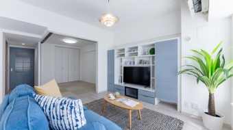 白を基調とし、ブルーグレーをアクセントとしたリビング