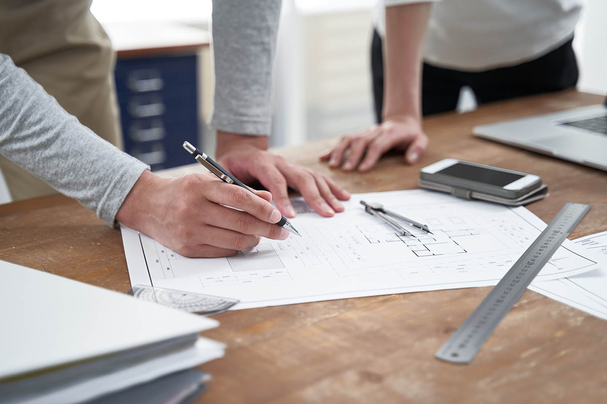 間取り図に書き足す男性