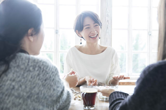 笑顔で会話する女性