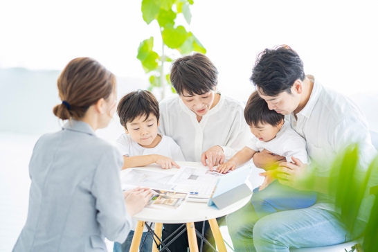 A family receiving an explanation of the interior from a woman in a suit